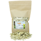 Eine Tüte "Erbsen Flocken" von Getzoo, mit herausfallenden Flocken, gekennzeichnet als Naturfutter und ein besonderes Leckerli für Haustiere.