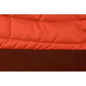 Nahaufnahme einer Haustierjacke mit einem orangefarbenen, gesteppten oberen Teil und einem braunen unteren Teil, die eine weiche, gepolsterte Textur zeigt.