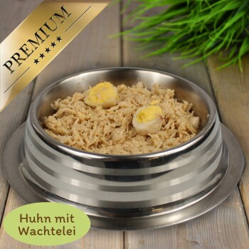 Premium-Haustierfutter in einer Edelstahlschüssel, mit zerkleinertem Huhn und Wachteleiern, beschriftet mit "Huhn mit WachtelEi."