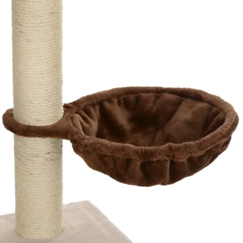Eine gemütliche braune Stoffhängematte, die an einem beigen Kratzbaum befestigt ist, entworfen für Katzen zum Ausruhen und Spielen.