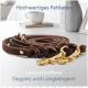 Braune Leder-Hundeleine mit goldenen Verschlüssen, mit dem Text: "Hochwertiges Fettleder" und "Unübertroffene Eleganz und Langlebigkeit."