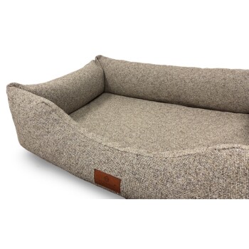 Beiges Tweed-Rechteck-Haustierbett mit erhöhten Seitenrändern und braunem Lederetikett mit der Aufschrift 'PETLIVING'.