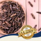 Schale mit getrockneten Grillen auf einer Holzoberfläche mit goldenem Abzeichen „Beste Qualität, 15 Jahre“ auf Deutsch.