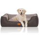 Ein gemütliches Hundebett aus grauem und braunem Stoff, mit einem golden Retriever, der bequem darauf liegt.