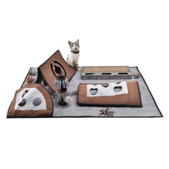 Eine verspielte Katze sitzt neben einer Vielzahl interaktiver Haustierspielzeuge, darunter Kratzpads und gemütliche Verstecke in Braun und Grau.