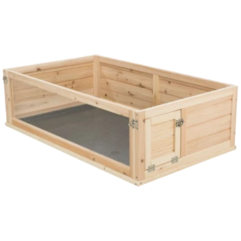Holz-Haustiergehege mit einer transparenten Frontplatte und einer kleinen Tür, mit einer grauen Fußmatte im Inneren.