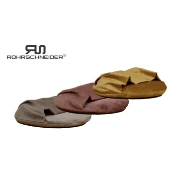 Drei plüschige Haustierbetten in beige, pink und gold, mit einer weichen, zerknitterten Textur, vor einem weißen Hintergrund präsentiert.