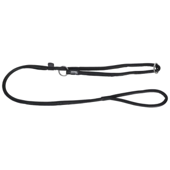 Schwarze Leder-Hundeleine mit einem Metallring und einem Schlaufenhandgriff, mit einem kleinen Logosticker.
