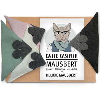 Katzenminze-Maus-Spielzeuge in Grün, Rosa, Weiß und Schwarz mit Filzohren, präsentiert auf einer Schachtel mit der Aufschrift "Kater Kasimir Mausbert Deluxe Mausbert."