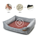 Hundebett mit grauem Außenmaterial und maroonem Innenmaterial, mit einem Pluszeichen-Symbol und Icons, die 4 cm Schaumstoffschichten anzeigen.