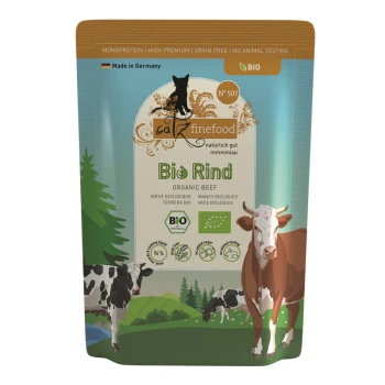 Opakowanie organicznej karmy dla psów z wołowiną, przedstawiające krowy w naturalnym otoczeniu, oznaczone "Catz Finefood Bio Rind," z "Wyprodukowano w Niemczech" i "Bez testów na zwierzętach."
