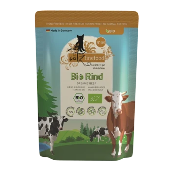 Opakowanie organicznej karmy dla psów z wołowiną, przedstawiające krowy w naturalnym otoczeniu, oznaczone "Catz Finefood Bio Rind," z "Wyprodukowano w Niemczech" i "Bez testów na zwierzętach."