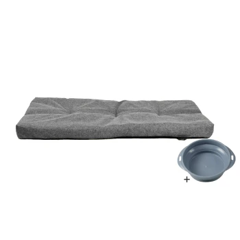 Grau gepolsterter Haustierbett mit gestepptem Design, begleitet von einer blauen Futterschüssel, auf einem weißen Hintergrund präsentiert.