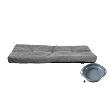 Grau gepolsterter Haustierbett mit gestepptem Design, begleitet von einer blauen Futterschüssel, auf einem weißen Hintergrund präsentiert.