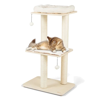 Ein gemütlicher Katzenbaum mit zwei Plattformen, mit einem flauschigen Bett oben und einer Katze, die auf der mittleren Ebene entspannt, mit einem baumelnden Spielzeug.