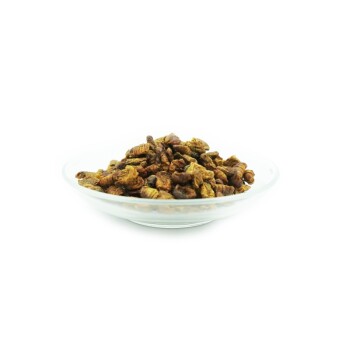 Eine klare Glasschüssel gefüllt mit kleinen, braunen, knusprigen Haustierleckerlis, vor einem weißen Hintergrund.