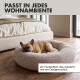 Ein schlafender Französischer Bulldogge, eingerollt in einem weichen Bouclé-Hundebett, mit sichtbarem "Bouclé-Stoff" und "hochwertiger Bouclé-Stoff".