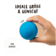 Eine Hand hält einen blauen Gummiball mit einem Kronenlogo, beschriftet mit "Ideale Größe & Gewicht", zeigt Abmessungen von 6,5 cm und ein Gewicht von 170 g.