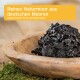 Natürliches schwarzes Moor in einer Holzschüssel, mit dem Text 'Reines Naturmoor aus deutschen Mooren' und 'Natural moor from German moors' darüber.