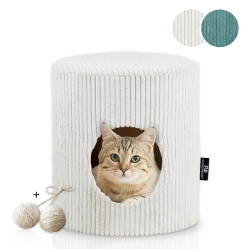 Eine gemütliche, weiß gestreifte Katzenhöhle mit einem runden Eingang, mit einer Katze, die herausblickt. Zwei natürliche Seilbälle sind enthalten.
