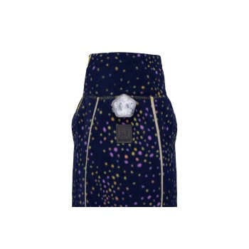 Eine gemütliche marineblaue Fleece-Hundejacke mit bunten Punkten, mit einem reflektierenden Logo-Patch und einer Lichtbefestigung auf dem Rücken.