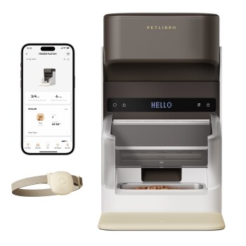 PETLIBRO-Automatikfutterspender, auf dessen LED 'HELLO' angezeigt wird, Begleit-App auf einem Smartphone-Bildschirm und beigefarbener Tracker für das Halsband.