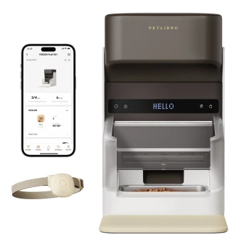 PETLIBRO-Automatikfutterspender, auf dessen LED 'HELLO' angezeigt wird, Begleit-App auf einem Smartphone-Bildschirm und beigefarbener Tracker für das Halsband.
