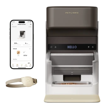 PETLIBRO-Automatikfutterspender, auf dessen LED 'HELLO' angezeigt wird, Begleit-App auf einem Smartphone-Bildschirm und beigefarbener Tracker für das Halsband.