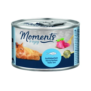 Adult Pazifikthunfisch 6x140 g Katze Futterdose mit einer orangefarbenen Katze, die neben einer Dose mit der Aufschrift "Moments to enjoy" mit Pacific Tuna und hochwertigen Filet-Grafiken entspannt.