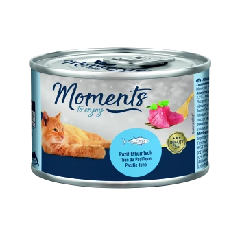 Katze Futterdose mit einer orangefarbenen Katze, die neben einer Dose mit der Aufschrift "Moments to enjoy" mit Pacific Tuna und hochwertigen Filet-Grafiken entspannt.