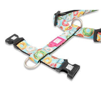 Buntes Hundegeschirr mit Donut-Muster, schwarzen Kunststoffschnallen, Metallringen und "Max & Molly"-Text auf den Schnallen.