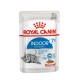 Royal Canin Indoor Sterilised Katzenfutterbeutel, 85g, mit einer grauen Katze und Text, der die Eignung für Katzen über 7 Jahre hervorhebt.