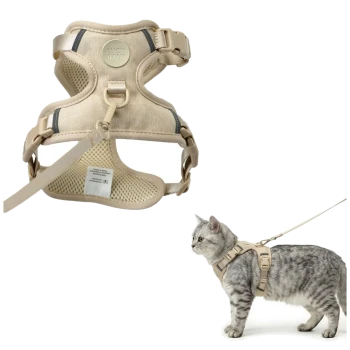 Beiges gepolstertes Katzen-Geschirr mit Leine und Schnallen, abgebildet allein und getragen von einer grauen getigerten Katze; Emblem: 'LUCY BALU'.