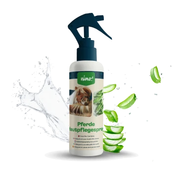 Pferdehautpflegespray-Flasche mit einem Bild eines Pferdes, umgeben von Wasserspritzern und Aloe-Vera-Blättern. Text: "Pferde Hautpflegespray".