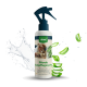 Pferdehautpflegespray-Flasche mit einem Bild eines Pferdes, umgeben von Wasserspritzern und Aloe-Vera-Blättern. Text: "Pferde Hautpflegespray".