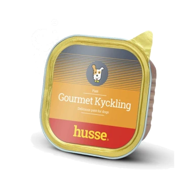 Paté für Hunde in einem quadratischen goldenen und orangefarbenen Behälter, beschriftet mit "Gourmet Kyckling" von Husse, mit einem Hundesymbol und dem Text "Delicious paté for dogs."