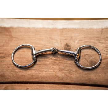 Ein glänzendes Pferdegebiss aus rostfreiem Stahl mit zwei runden Ringen, 12,5 cm groß, auf einer Holzoberfläche ruhend.