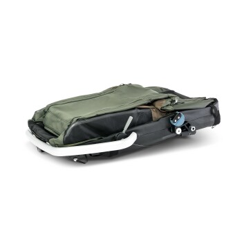 Eine gefaltete Haustiertragetasche in olivgrün und schwarz, mit einem weißen Griff und verstellbaren Riemen, entworfen für einfachen Transport.