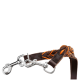 Eine Nahaufnahme einer braunen und orangefarbenen geflochtenen Hundeleine mit Metallclips an beiden Enden, die ihr robustes Design zeigt.