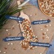 Eine Holzschaufel mit gemischten Nüssen auf Jute, beschriftet auf Deutsch: "natürlich," "energierreich," "teilblanchiert," "proteinspendend."