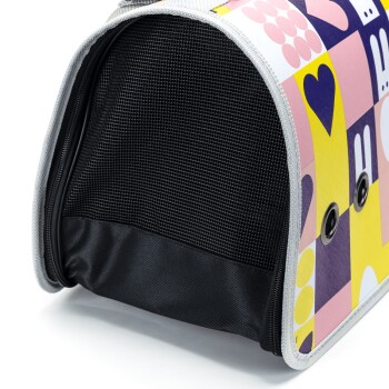 Bunte Tragetasche für Haustiere mit einem gemusterten Design, das Herzen, Pfoten und Kaninchen zeigt, mit einem Netz vorne und schwarzem Boden.