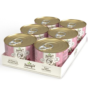 Sechs Dosen von Betty's Landhausküche Haustierfutter, mit einem rosa Etikett mit einer Vintage-Illustration und dem Text "Extra viel Fleisch."