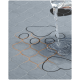 Grau gestepptes, wasserdichtes Haustierkissen mit aufgenähten Pfotenkonturen und orangefarbener Naht; Wasser wird darauf gegossen und perlt auf der Oberfläche ab