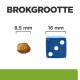 Afbeelding die een huisdierenvoerpellet toont naast een blauwe dobbelsteen voor maatvergelijking, met tekst 'BROKGROOTTE' en afmetingen 8,5 mm en 16 mm.