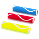 Drei bunte Hundespielzeuge in Rot, Blau und Gelb, jeweils mit weißen wellenförmigen Mustern, horizontal auf einem weißen Hintergrund angeordnet.