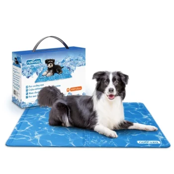 Ein schwarz-weißer Hund liegt auf einer blauen Kühlmatte für Haustiere, mit einer Verpackungsbox im Hintergrund, die den Produktnamen "Nobleza" zeigt.