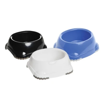 Trzy miski na jedzenie dla zwierząt w kolorach czarnym, białym i niebieskim, z antypoślizgową podstawą i zaokrąglonym kształtem.