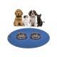 Eine blaue Futtermatte für Haustiere mit zwei Edelstahlschalen steht vor einer Gruppe von vier Haustieren, darunter ein Welpe, ein Kätzchen und zwei erwachsene Hunde.