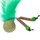 Grünes gefiedertes Katzenspielzeug mit einem runden, strukturierten Ball und zwei Holzstäben mit grünen Perlen.