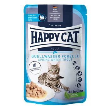 Happy Cat Adult-Futterbeutel mit einer getigerten Katze, beschriftet 'Quellwasser Forelle', getreidefreies Rezept, hergestellt in Deutschland.